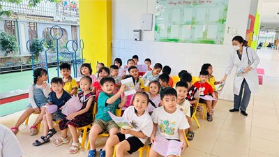 Các bé lớp Lá 3 được tham gia khám sức khỏe định kỳ đầu năm